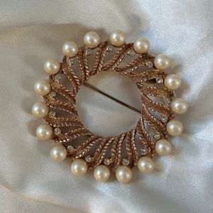 Vintage Hattie Carnegie round PEARL brooch gold tone faux rhinestone wreath pin